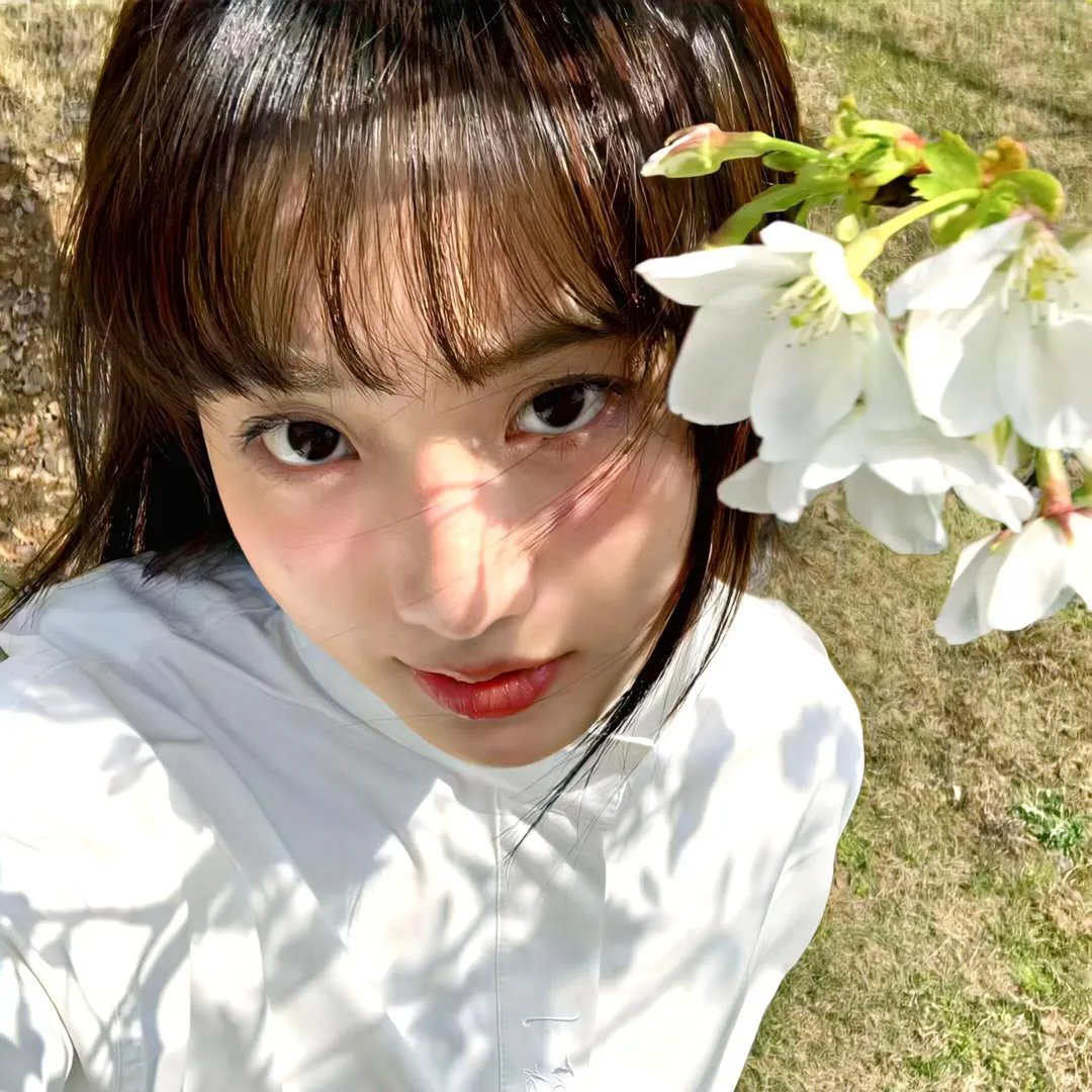 濠河边上的女人